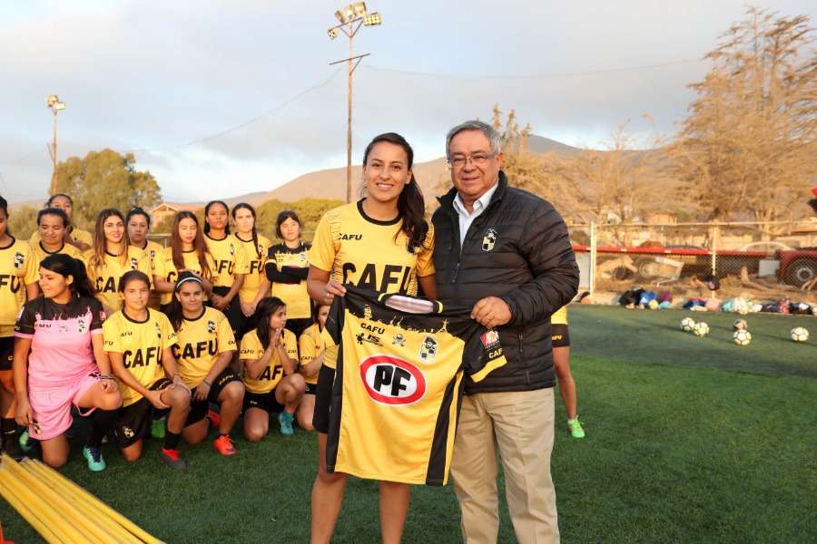 Fútbol Femenino AURINEGRO recibe indumentaria 2019