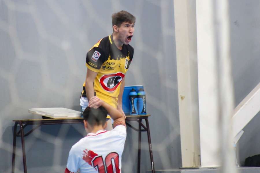 Futsal AURINEGRO golea a Curicó